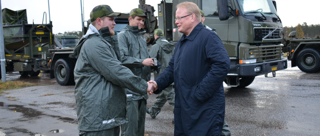 Försvarsministern träffar pliktpersonal som genomför repetitionsutbildning vid Ing 2.