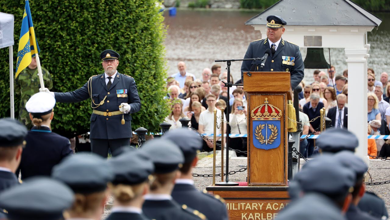 ÖB talar till sina nya kollegor under officersexamen på Militärhögskolan Karlberg för 230:e kursen på Officersprogrammet 2025-06-27.