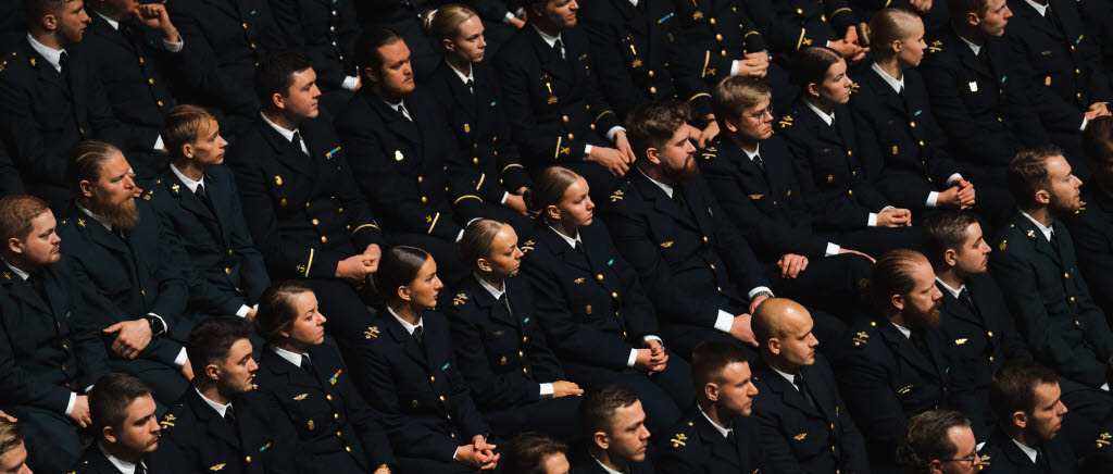 Drygt 300 kadetter väntar på befordran vid examensceremoni på Halmstads arena.