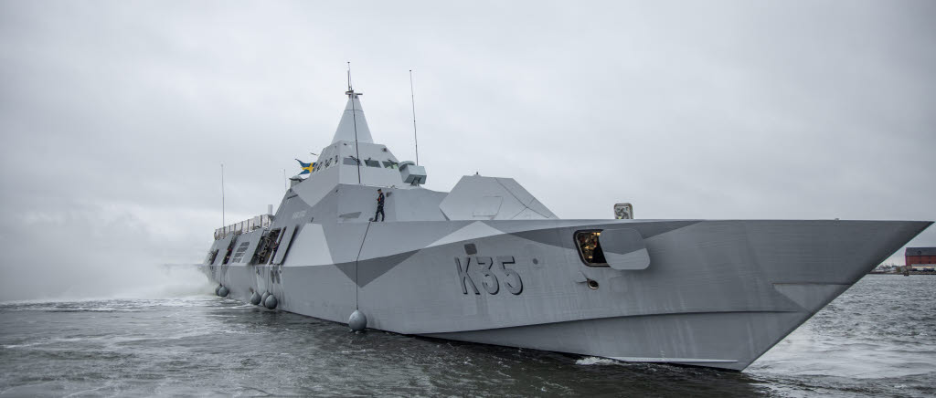 Korvetten HMS Karlstad lämnas kaj i ett disigt novemberväder. 