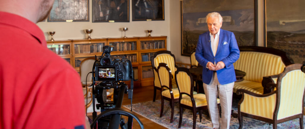 Filminspelning med Herman Lindqvist på Karlbergs slott sommaren 2021 för filmserien Karlbergs slott - kunglig och militär historia.