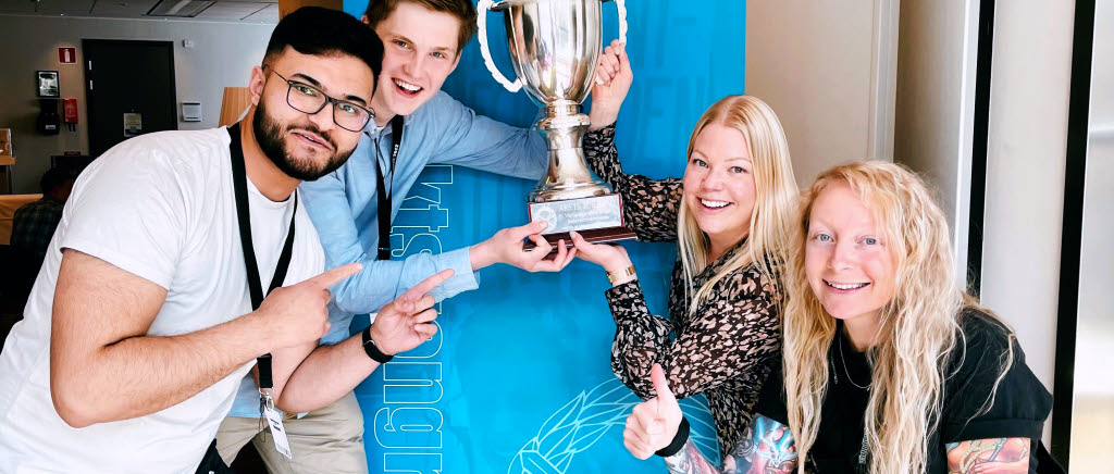 FMTS ombud på Värnpliktskongressen Wahid Hassani, Albin Lorentz och Julia Bäckström, jublar ikapp med medinflytandeansvarig på FMTS, Ellen Svegart (trea från vänster).