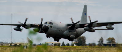 SIGONELLA 20110417. Flygplanet av typen TP84T/C-130 (Hercules) som används vid lufttankningar under FL 01:s insatts i Libyen.
Huvuddelen av det svenska bidraget om cirka 130 personer kommer från EAW (expeditionary air wing) som stått i beredskap åt den nordiska stridsgruppen, cirka 110 personer. Styrkan kompletteras med 20 specialistmedarbetare. Foto: Sergeant Johan Lundahl/Combat Camera/Försvarsmakten.Bilden får användas av media utan kostnad om fullständig byline anges