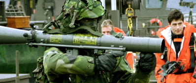 Amfibiebataljonensmatriel Kustjägare med granatgevär Grg / 48 Längd 113 cm Vikt 13,2  Uppställning inför filmning