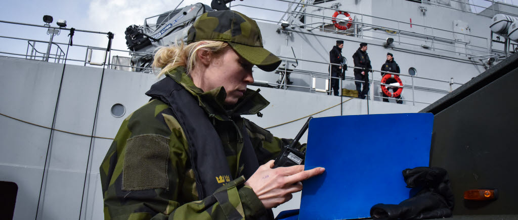 Marinberedskapsövning på västkusten

Emma är utsedd chef på plats och håller ett stadigt grepp om sin Rakel som hon använder för att kommunicera med sina enheter och kommande fartyg. Hon har planen för hur fartygen ska förtöja och när och hur de ska få sina leveranser.
