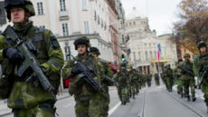 Soldater från livbataljonen ute och marscherar på stan. Går på spårvagnsspår på Hamngatan 