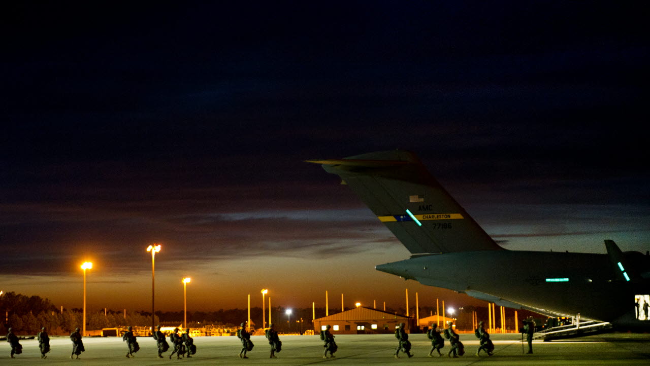 Amerikanska soldater går ombord på en Air Force C-17 Globemaster III aircraft vid Fort Bragg den 25 feb 2013. Bilden är en del av forsvarsmakten.se/varhistoria