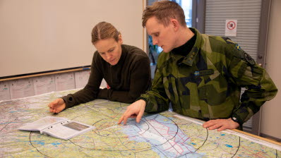 Nina Ahlander och Simon Qvist har tillbringa många timmar framför kartan på övningsområdet innan beredskapen börjar. 