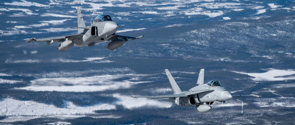 Jas 39 Gripen och finsk F18 Hornet under FVÖ19