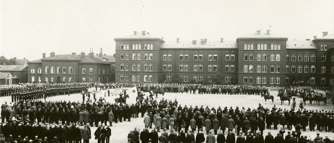 Uppställning med fanor och musikkår vid firandet av Svea livgardes 400-årsjubileum.