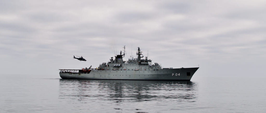 Operation Atalanta är en marin EU-insats som i första hand ska skydda World Food Programs mattransporter, motverka piratverksamhet och eskortera handelsfartyg. Det svenska bidraget 2013 är fartyget HMS Carlskrona som med bordningsstyrka, helikopterenhet och besättning patrullerar i Adenbukten och Indiska Oceanen under beteckning ME03. 

Foto: Anna Norén/Försvarsmakten/Combat Camera
BILDEN ÄR FRI FÖR PUBLICERING ELLER VISNING UNDER FÖRUTSÄTTNING ATT FULLSTÄNDIG BYLINE ANGES.
