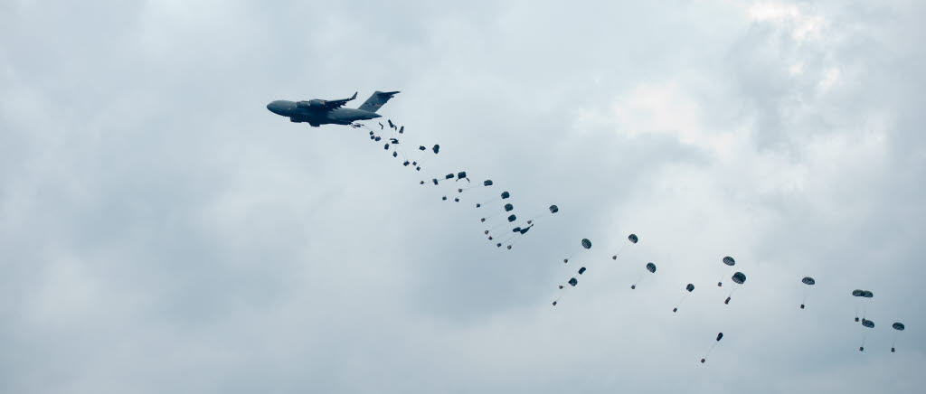 C-17 Globemaster fäller last på Kråk skjutfält utanför Karlsborg.

