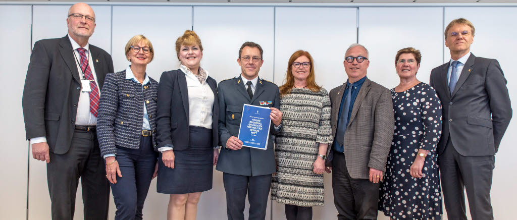 Överste Thomas Karlsson, MR M, tillsammans med de sju landshövdingarna i regionen.