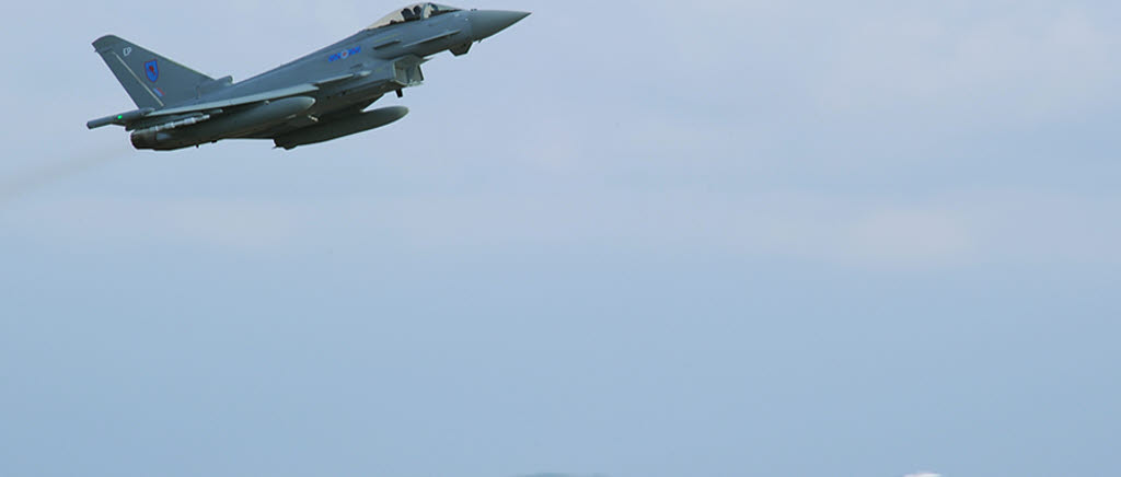 Ett brittiskt Typhoon-flygplan lyfter under Arctic Challenge Exercise 2013. 