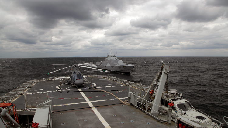 HMS Carlskrona förser korvetten HMS Härnösand med drivmedel till sjöss.