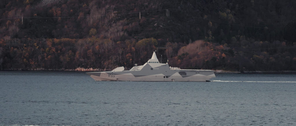 Visbykorvetterna HMS Nyköping och HMS Karlstad genomför ytövervakning och skydd av amfibiestyrkor som landstiger under övningen Trident Juncture 2018.

TRJE 18 är en av Natos största övningar och genomförs huvudsakligen i Norge. Totalt deltar ca 50 000 soldater, 10 000 fordon, 130 flygplan och 70 fartyg. Sverige deltar med 2500 soldater, åtta Jas Gripen och två fartyg av Visbyklass.