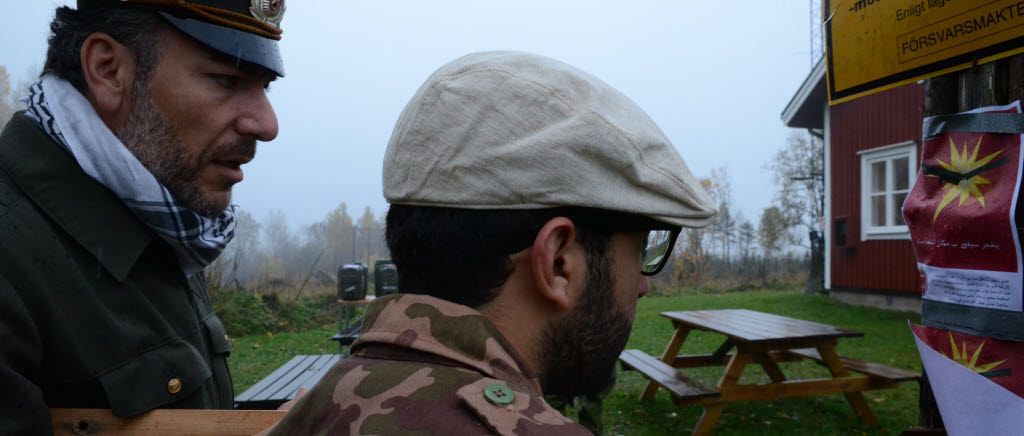 Mali 01 under övning Sleipner i Villingsberg. Guvernören i Nawabad, Ali Fagher och hans livvakt diskuterar affischer som en motståndargrupp satt upp i byn under natten.