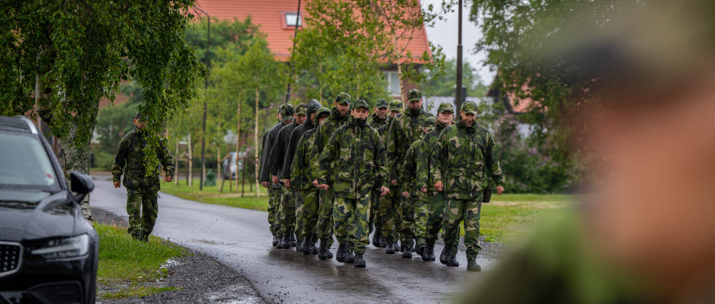 I strilande regn övade de nya eleverna exercis på kaserngården.