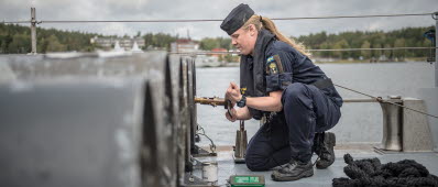 Arbetsdag ombrd på HMS Ven. Manöverofficeren iordningsställer skarpa sjunkbomber för att kunna hävda rikets territorium om det skulle behövas. Alla flottans fartyg medför skarp vapenlast för att alltid kunna freda Svenska territorialhav.