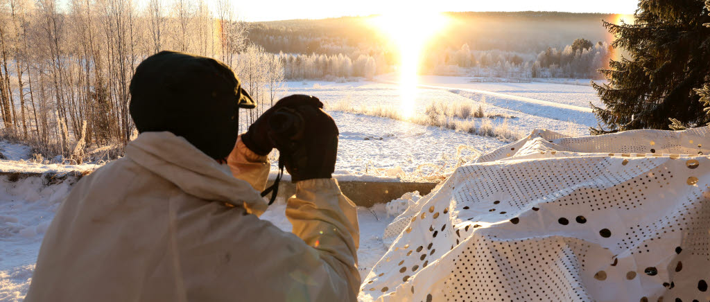 Soldat övervakar en skarpskjutning