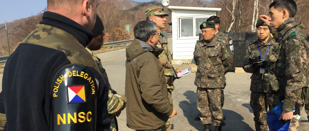 Polska officerare deltar i en kontroll. Här tillsammans med bland andra koreanska officerare.