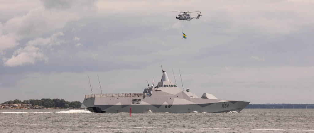 Lite över ett år efter Sveriges inträde som allierade i Nato deltar vi nu med HMS Nyköping under en längre tid i det kollektiva försvaret. Vårt främsta bidrag till styrkan är vår unika förmåga att verka i Östersjöns komplexa miljö. De särskilda vattenförhållandena, den kuperade bottenmiljön och de relativt grunda vattnen gör att vår välutbildade personal och kvalificerade materiel utgör ett värdefullt tillskott till styrkan.   