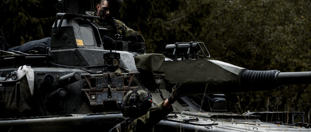 En soldat spelar död efter inspel från övningsledningen. 

Vi måste öva alla händelser för att bli bättre. En grupp blev påskjutna i ett moment och övar därför efteråt omhändertagande och sjukvård på kamrater som inom ramen för övningen blivit skadade eller avlidna. De som blivit "skadade" får de olika fiktiva skadorna av den från övningsledningen som övervakar momentet. 

För att öka den militära förmågan genomför Försvarsmakten under september försvarsmaktsövning Aurora 17. Aurora 17 är den första och största övningen i sitt slag på mer än 20 år. Samtliga stridskrafter och fler än 20000 män och kvinnor kommer att delta. Det är en nationell övning som bygger ett starkare försvar och ökar den samlade förmågan att möta ett angrepp på Sverige. Under Aurora 17 kommer även ett flertal myndigheter och militära förband från andra länder delta. 