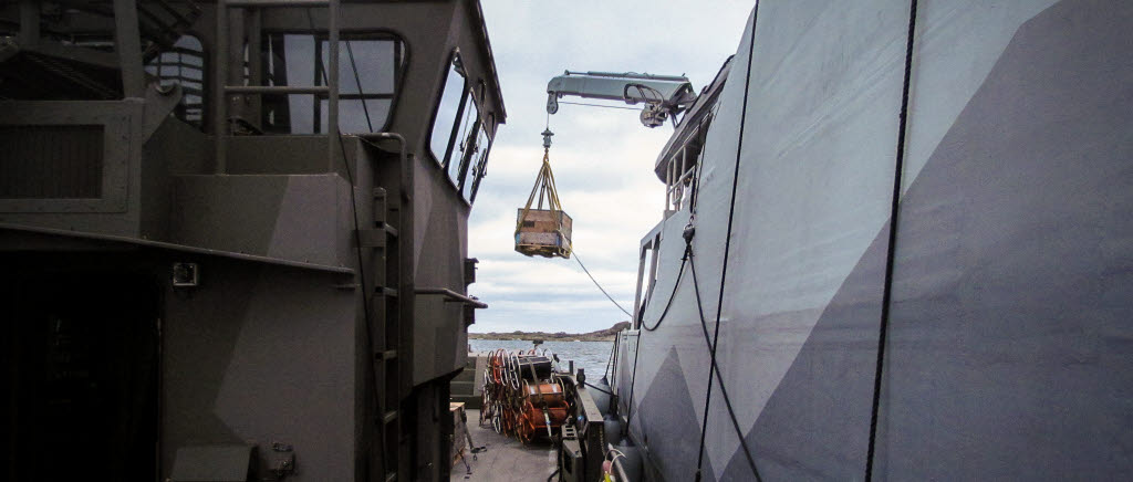 Trosstroppen lämnar förnödenheter till HMS Sturkö vid ett LUBO-moment. 