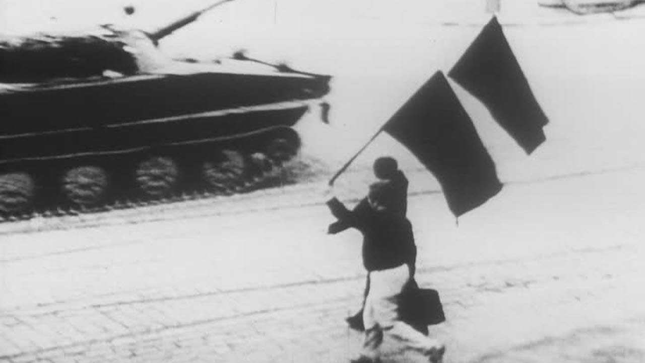 En skara Prag-demonstranter bär svart flagga i samband med Warszawapaktens invasion av Tjeckoslovakien i augusti 1968. Bilden är en del av forsvarsmakten.se/varhistoria.