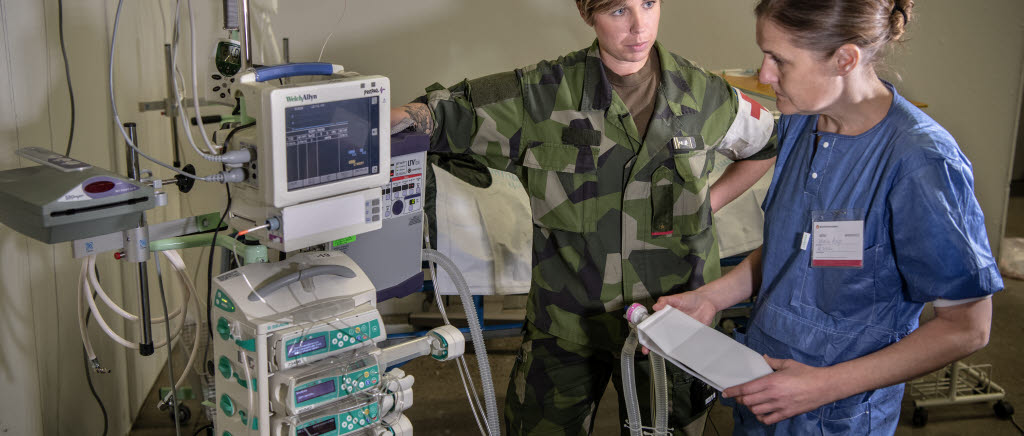 Narkossköterskan Ellinor utbildar cilvil sjukvårdspersonal i den militära materielen för att det ska finnas civil personal med spteskompetens som i sin tur kan fortsätta att utbilda övriga civila kollegor.

På bilden spelas det in utbildningsfilm.