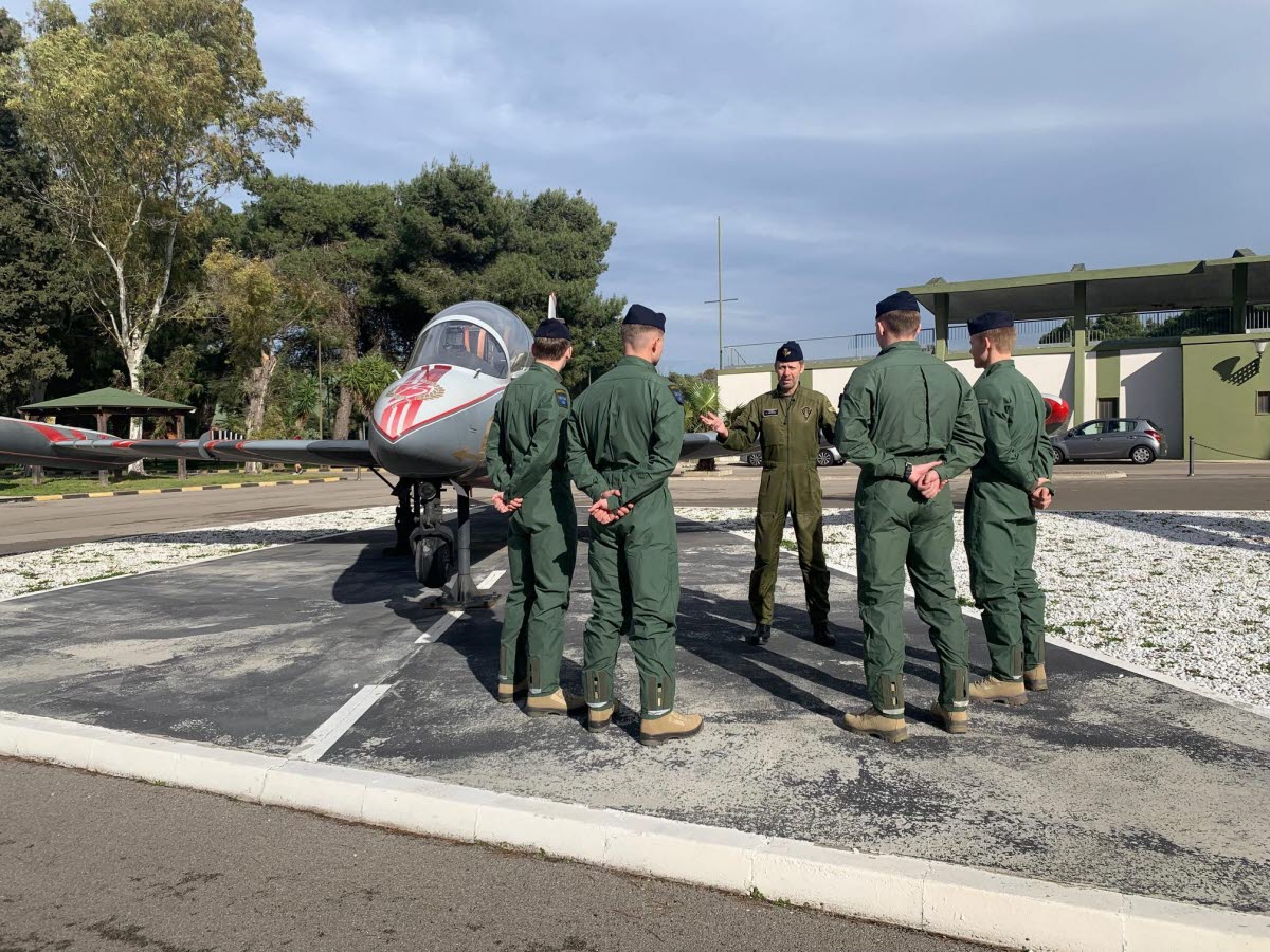 Studenti piloti da caccia volano in Italia – Forze armate svedesi
