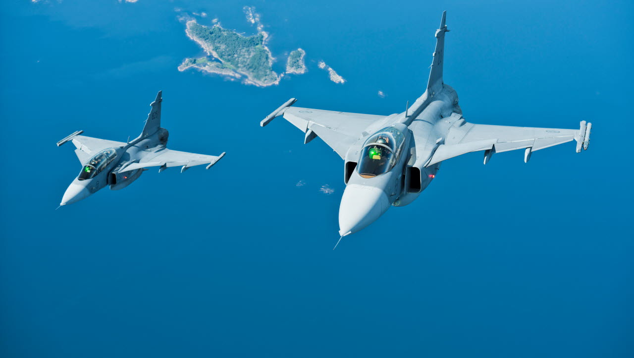 Två Jas 39 Gripen över Östersjön