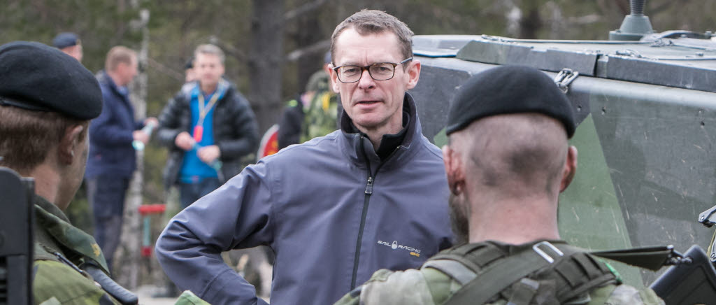 Försvarsmaktens generaldirektör Peter Sandwall säger att fältövningen ger en bra möjlighet till både formella och informella samtal. Här pratar han med soldater efter förevisningen.