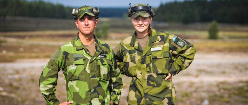 REDO. Fredrik Åkerman, chef för Mali 13, tillsammans med skyttesoldaten Tova Magnusson på Tåme skjutfält i Västerbotten. Foto: David Carr/Försvarsmakten
