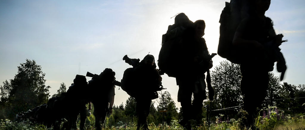 Jägarsoldater marscherar under grundutbildning