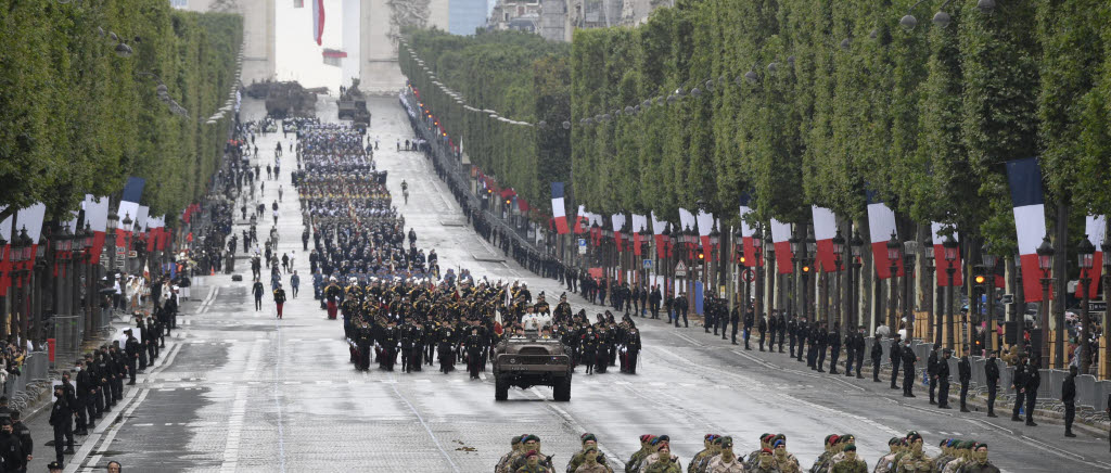 Svenska soldater marscherar i Paris