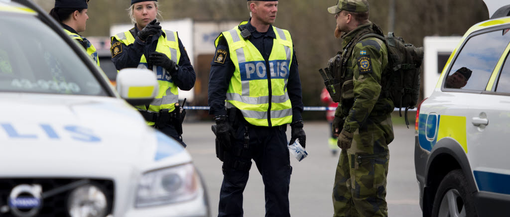 Polisen samverkar med skyddsvakten på plats. 