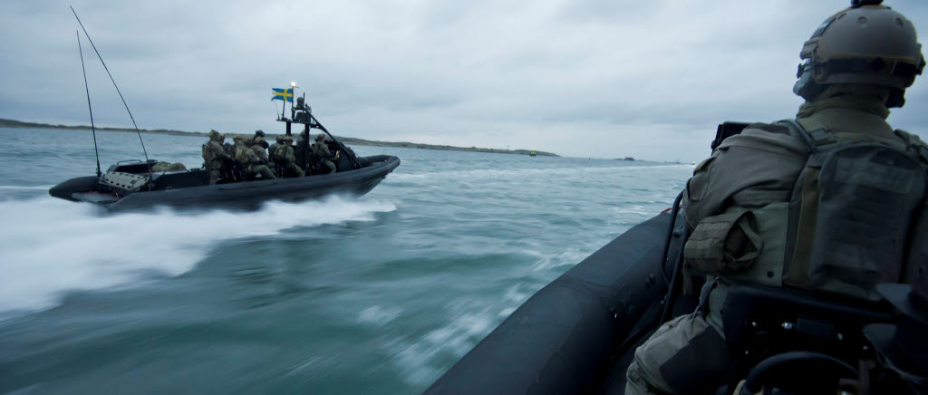 20130706 Adenviken

Under den stjärnklara natthimlen med Vintergatan som bakgrund inväntar HMS Carlskronas Flygplatsteam på att helikoptern ska återvända till moderskeppet.

Operation Atalanta är en marin EU-insats som i första hand ska skydda World Food Programs mattransporter, motverka piratverksamhet och eskortera handelsfartyg. Det svenska bidraget 2013 är fartyget HMS Carlskrona som med bordningsstyrka, helikopterenhet och besättning patrullerar i Adenbukten och Indiska Oceanen under beteckning ME03. 

Foto: Niklas Ehlén/Försvarsmakten/Combat Camera
BILDEN ÄR FRI FÖR PUBLICERING ELLER VISNING UNDER FÖRUTSÄTTNING ATT FULLSTÄNDIG BYLINE ANGES.
