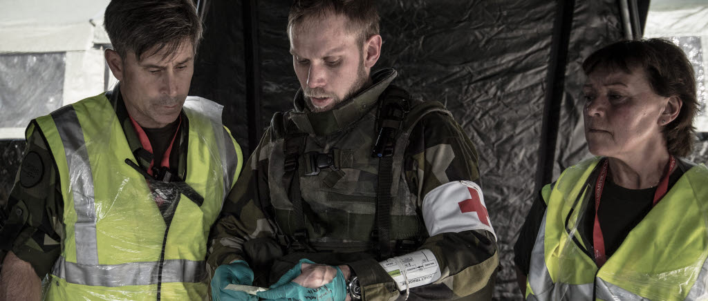 Ett sjukhuskompani från Försvarsmedicincentrum i Göteborg har byggt ett fältsjukhus och tar emot skadade.
