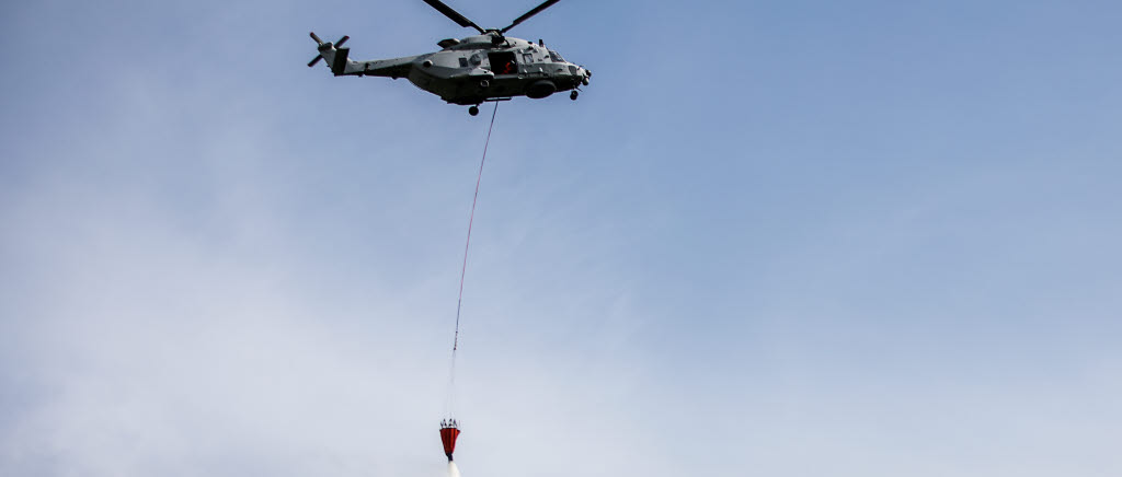 20210518 Karlskrona Blekinge
Helikopterflottiljen övar brandbekämpning med Helikopter 14 F sjöversion med brandtunna övar i Karlskrona tillsammans med MSB, räddningsverket och kustbevakningen. 
RÄTTIGHETER FÖR DENNA BILD

Publicering får ej ske i kommersiellt syfte (som marknadsföring för vara eller tjänst eller vidareförsäljning). Bilderna får inte heller användas i sammanhang som strider mot grundläggande demokratiska värderingar eller som strider mot Försvarsmaktens värdegrund eller i politiskt syfte. Försvarsmakten förbehåller sig rätten att neka användning av bilder.


This picture may not be published for commercial purposes (as advertising for goods, services or sales). It must also not be published in any context that are contrary to fundamental democratic values or values of the Swedish Armed Forces. It also must not be published for political purposes. The Swedish Armed Forces reserves the right to restrict the use of our pictures by others.