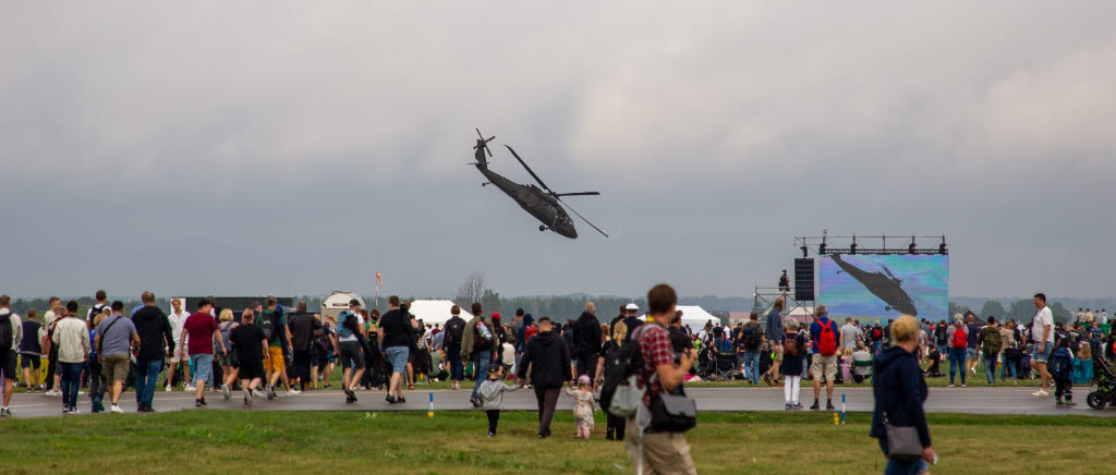 Helikopteruppvisning under flygdagen 2022 i Uppsala.
