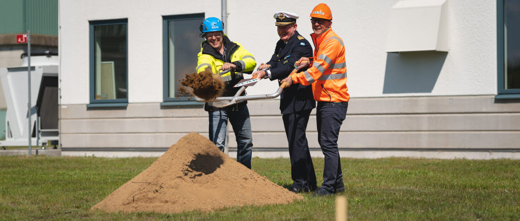 Fortifikationsverkets projektledare Morgan Gustavsson, Peabs regionchef Bratislav Marjonovic och chefen för F 17 Tommy Peterson
