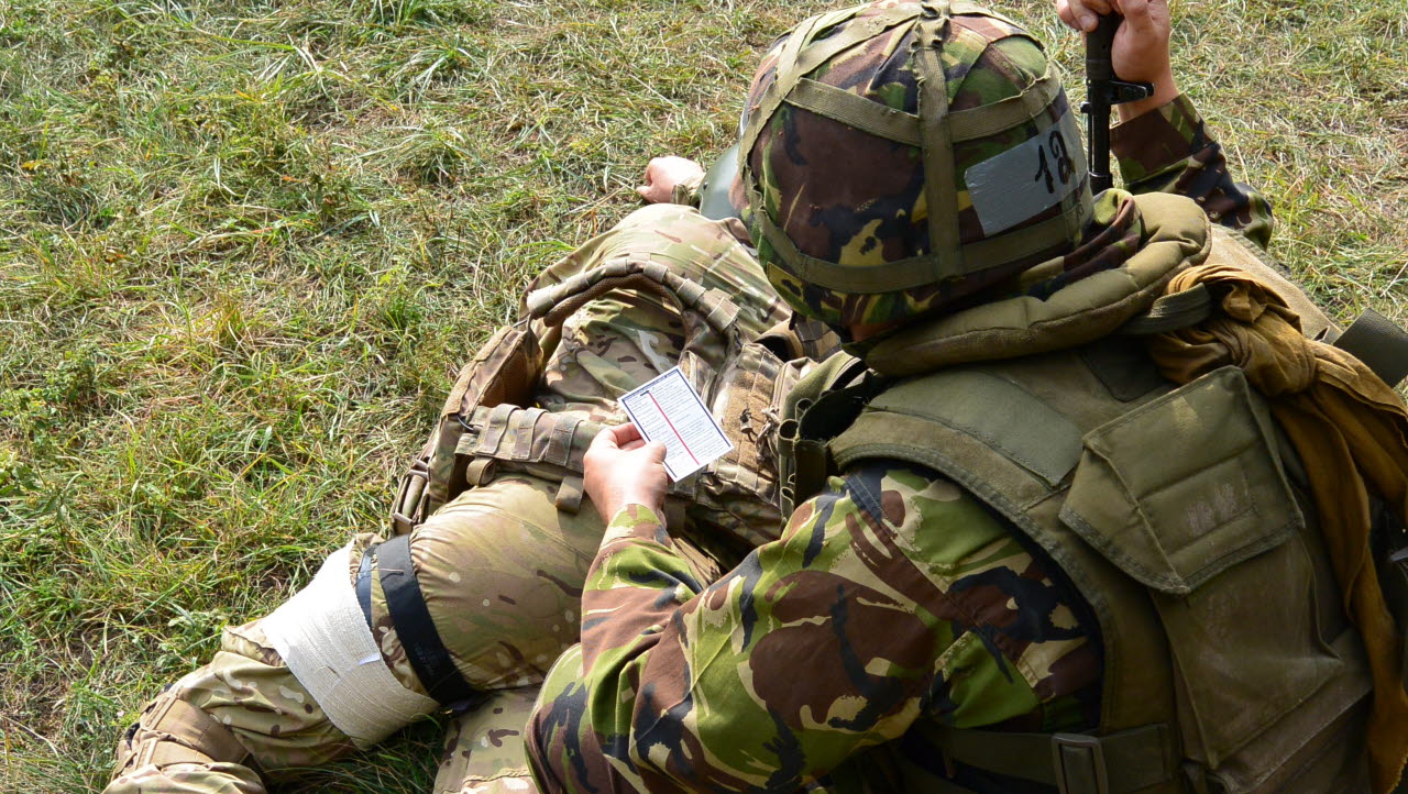 Sjukvårdsutbildning i Ukraina. Soldaterna förses med ett minneskort för egen repetition. Kortet är på ukrainska.