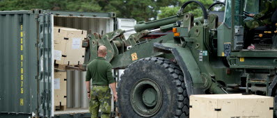 Tidvis anställda jägarsoldater (GSS/T) packar materiel efter genomförd övning.

Arméns Jägarbataljon genomför krigsförbandsövning (KFÖ) på Gotland. Scenariot är att en fiende har intagit Visby flygplats och även landsatt trupp på ön. Tack vare goda underrättelser finns redan en jägarskvadron från Arméns jägarbataljon på plats och övervakar och rapporterar det som sker, beredda nedkämpa högvärdiga mål på order. Övningen har momentvis vissa kopplingar till arméövningen som samtidigt pågår i södra Sverige (AÖ15) samt flygvapenövningen, men i stort är det helt frikopplade övningar.