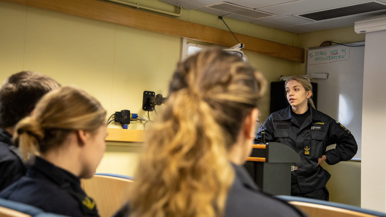 Sjökurs för värnpliktiga ombord på HMS Carlskrona våren 2021. De värnpliktiga gör praktik ombord under sex veckor för att både kunna anställas som sjömän men också kunna krigsplaceras.