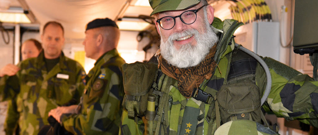 Från Arméns stabs- och sambandsövning, ASSÖ 17, om Luftvärnets bidrag till övningen.

Thomas Backteman, RO/Kn, chef för luftlaget i övad brigadstab under ASSÖ 17.
