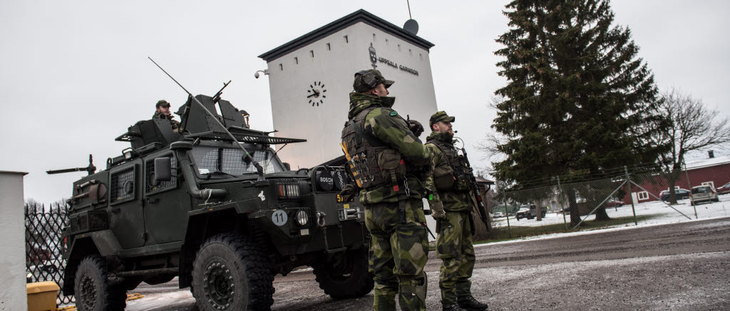 Soldater ur Livgardets 12:e bataljon förstärker skyddet och bevakningen av Uppsala Garnison.

Luftstridsskolan övar tillsammans med enheter ur Livgardet på att snabbt förstärka bevakningen kring skyddsobjektet Uppsala Garnison. Förstärkningen utgörs av tillförd tillträdeskonteoll och bevakning. Syftet med ett skyddsobjekt är bland annat att förstärka skyddet för Försvarsmaktens anläggningar, utrustning och verksamhet mot sabotage, terroristbrott och spioneri. Skyddsobjekten kan också vara till för att skydda alltmänheten när Försvarsmakten genomför någon form av farlig verksamhet.