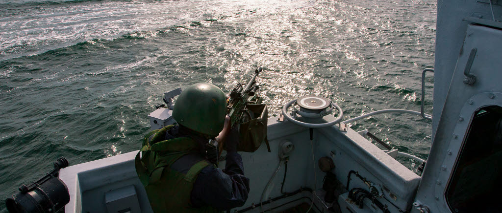 Northern Coasts startade på allvar redan vid losskastning från Örlogshamnen. Tillsammans med de andra minröjarna i den svensk-finska övningsgruppen bekämpade HMS Vinga en mindre fiendebåt precis utanför Karlskrona.
- En bra övning för att skaka igång systemet, säger Simon Malmkvist, stridsledningsofficer på HMS Vinga.
