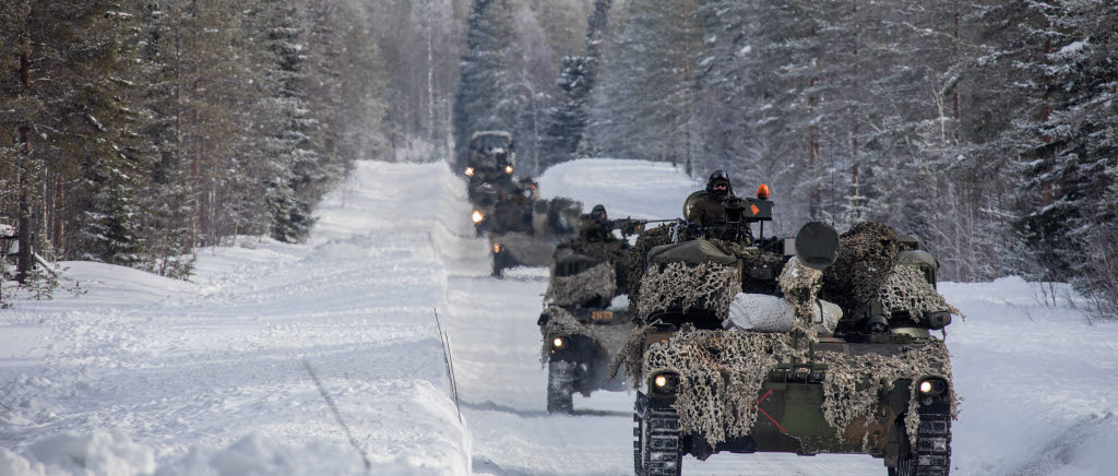 Konvoj med norska Bandhaubits M 109 på väg framåt mot nya grupperingsplatser.