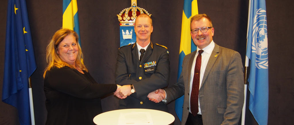 BAE Systems och Försvarsmakten bekräftar avsiktsförklaringen med en handskakning. Från vänster: Lena Gillström, VD BAE System Bofors, Klas Eksell Försvarsmaktens ställföreträdande personaldirektör och Tommy Gustafsson-Rask, VD BAE System Hägglunds. 